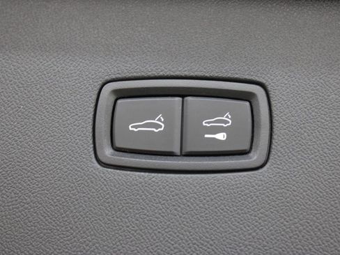 Certified 2023 Porsche Cayenne Platinum Edition image 40