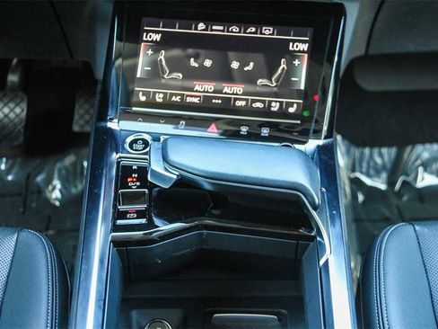 Used 2023 Audi e-tron Premium Plus w/ Premium Plus Package image 14