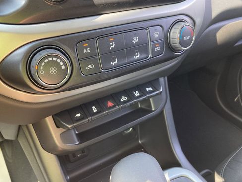 Used 2022 Chevrolet Colorado LT w/ Safety Package image 32