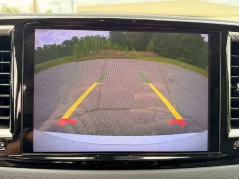 Used 2023 Chrysler Pacifica Touring-L FWD image 7