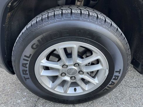 Used 2020 Jeep Grand Cherokee Laredo image 31