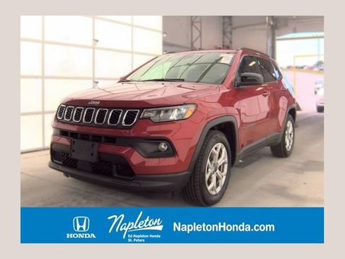 Used 2025 Jeep Compass Latitude w/ Sun & Sound Group AWD/4WD image 1