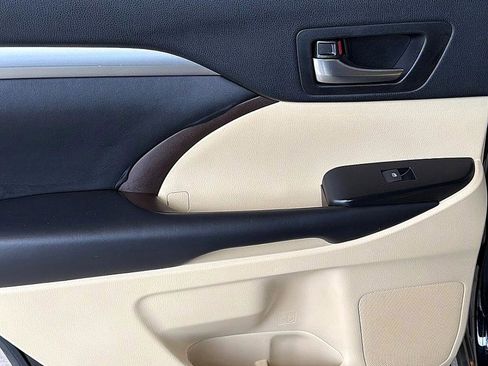 Used 2019 Toyota Highlander XLE image 11