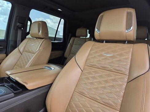 Used 2022 Cadillac Escalade Premium Luxury AWD/4WD image 28
