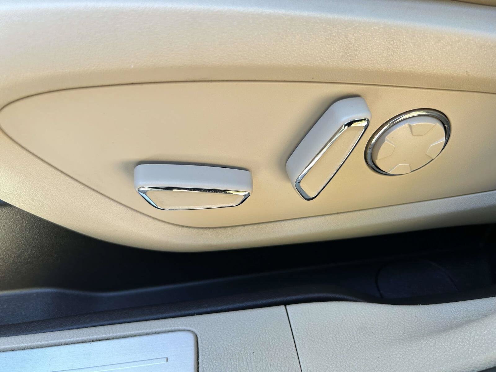 Used 2018 Lincoln MKC Select w/ Select Plus Package FWD image 21