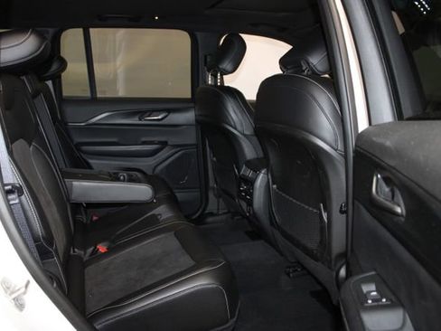 Used 2024 Jeep Grand Cherokee Altitude AWD/4WD image 10