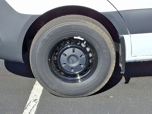 Used 2025 Mercedes-Benz Sprinter 2500 image 8