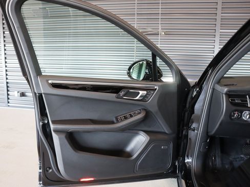 Certified 2026 Porsche Macan AWD/4WD image 23