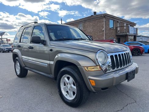 Used 2005 Jeep Liberty Limited w/ Trailer Tow Group image 2
