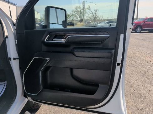 Used 2024 Chevrolet Silverado 2500 LT w/ Convenience Package image 9