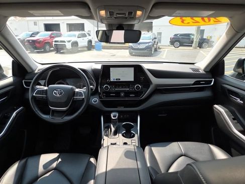 Used 2023 Toyota Highlander XLE AWD/4WD image 22