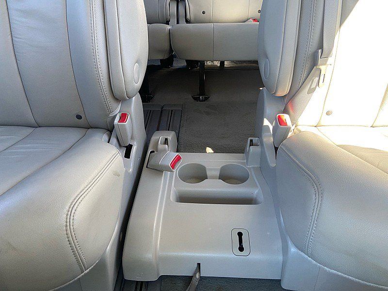 Used 2012 Toyota Sienna XLE w/ Entertainment Pkg FWD image 3