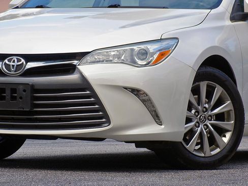 Used 2015 Toyota Camry XLE w/ Moonroof Package FWD image 3