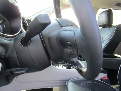 Certified 2024 Chrysler Pacifica Limited image 30