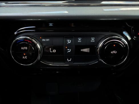 Used 2025 Chevrolet Trax LT FWD image 25