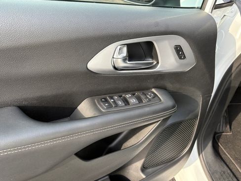 Used 2023 Chrysler Pacifica Touring-L w/ S Appearance Package FWD image 15