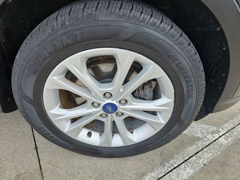 Used 2018 Ford Escape SE w/ SE Sync 3 Package FWD image 2