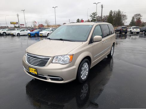 Used 2016 Chrysler Town & Country Touring w/ Driver Convenience Group image 4