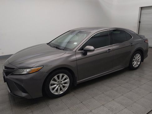Used 2018 Toyota Camry XSE FWD image 2