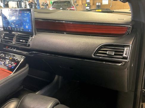 Used 2024 Lincoln Navigator Reserve image 17