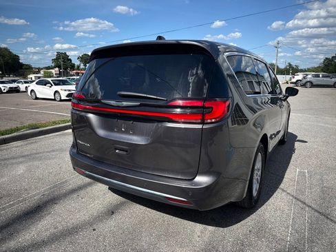 Used 2023 Chrysler Pacifica Touring-L FWD image 8