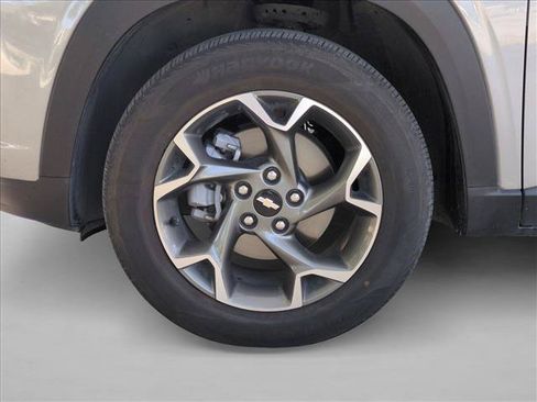 Used 2025 Chevrolet Trax LT w/ LT Convenience Package FWD image 13