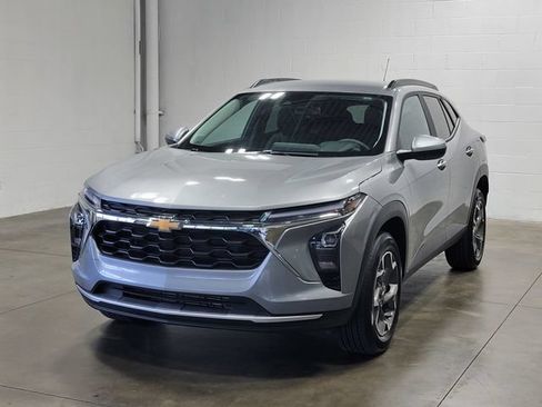 Used 2024 Chevrolet Trax LT w/ Driver Confidence Package FWD image 2