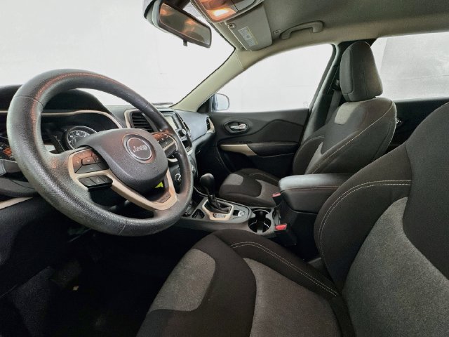 Used 2018 Jeep Cherokee Latitude FWD image 18