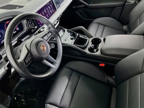 Used 2024 Porsche Cayenne image 22