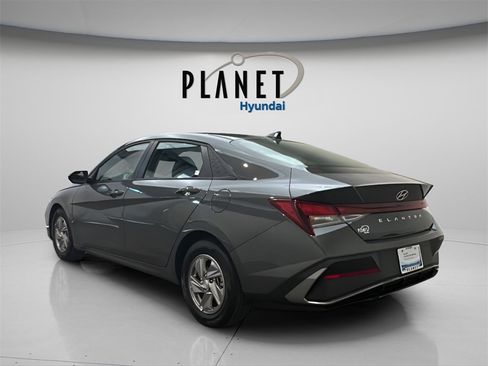 Certified 2025 Hyundai Elantra SE image 5