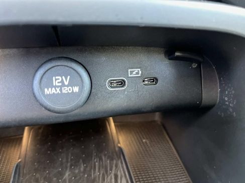 Used 2023 Volvo XC40 B4 Ultimate image 23