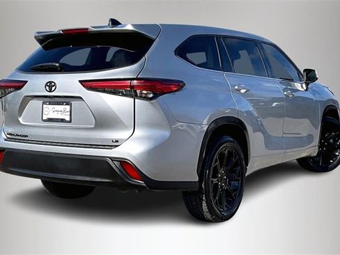 Used 2022 Toyota Highlander LE image 5