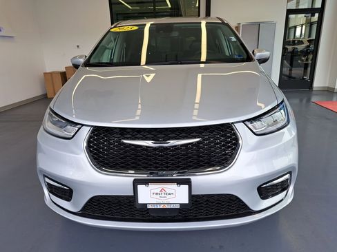 Used 2023 Chrysler Pacifica Touring-L FWD image 9