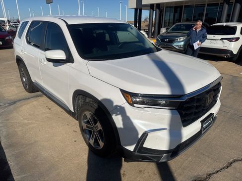 Used 2025 Honda Pilot EX-L image 4