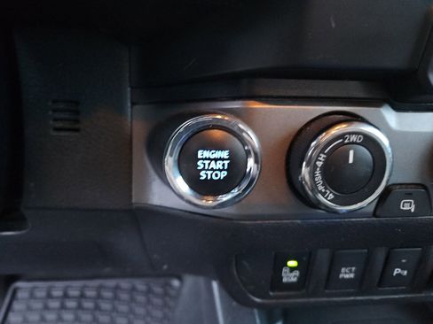 Used 2020 Toyota Tacoma TRD Off-Road w/ Technology Package image 21