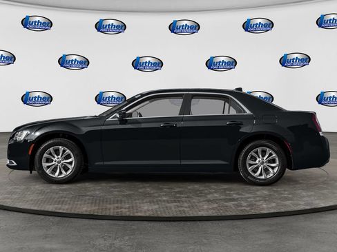 Used 2016 Chrysler 300 Limited RWD image 3