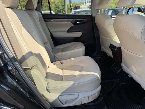 Used 2022 Toyota Highlander Limited image 15