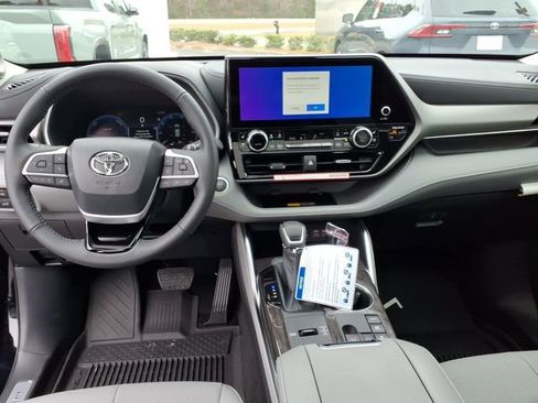 New 2026 Toyota Highlander Limited image 9