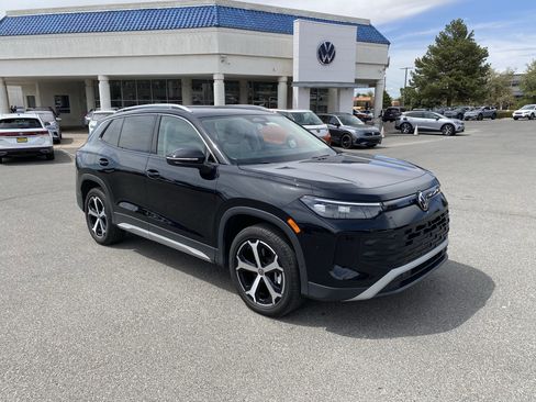 Used 2025 Volkswagen Tiguan SE w/ Panoramic Sunroof Package image 35