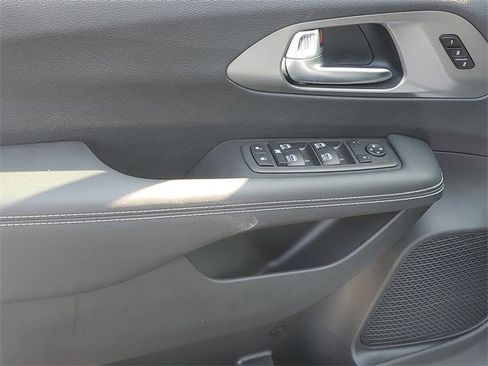 New 2026 Chrysler Pacifica Select image 16