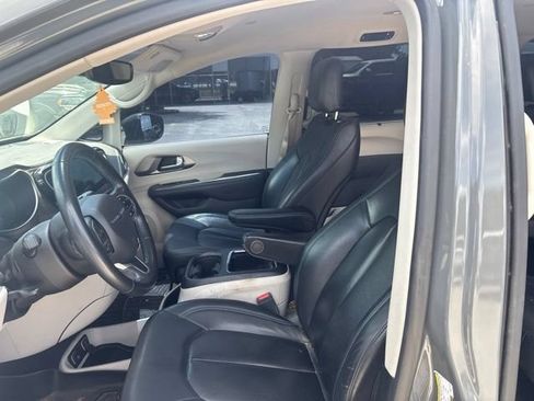 Used 2021 Chrysler Pacifica Touring-L FWD image 12