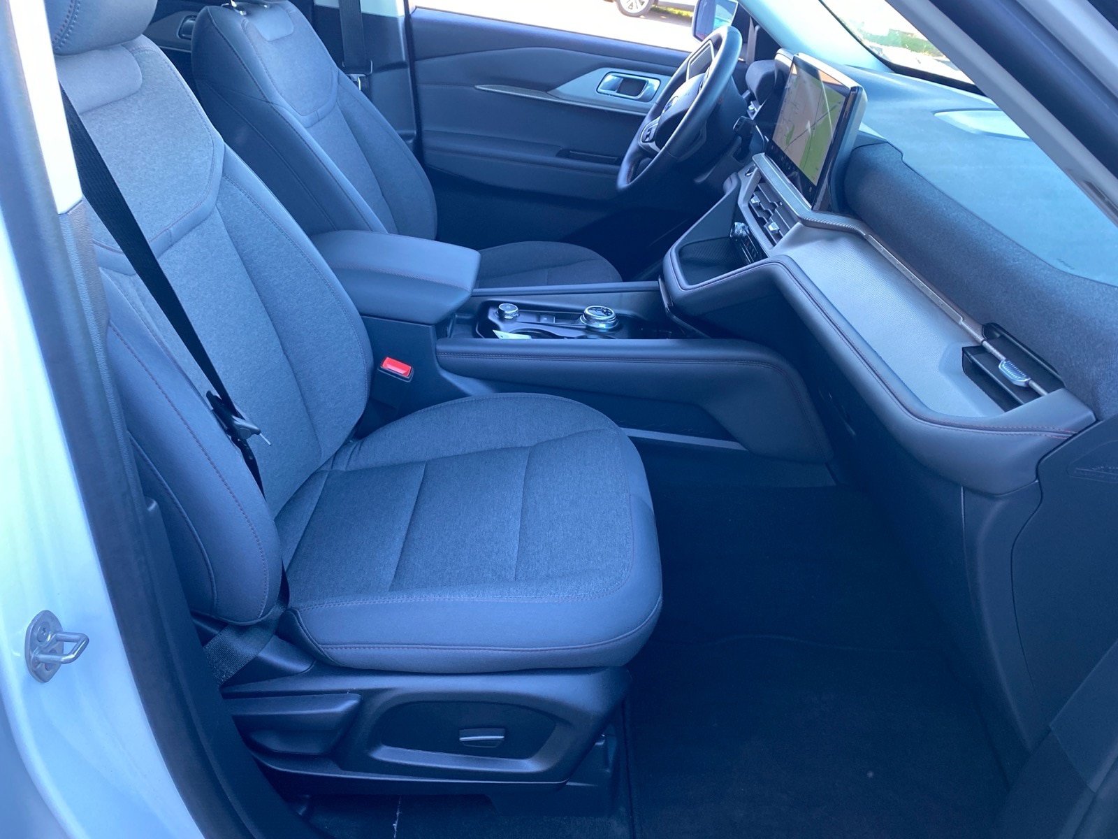 Used 2025 Ford Explorer Active AWD/4WD image 26