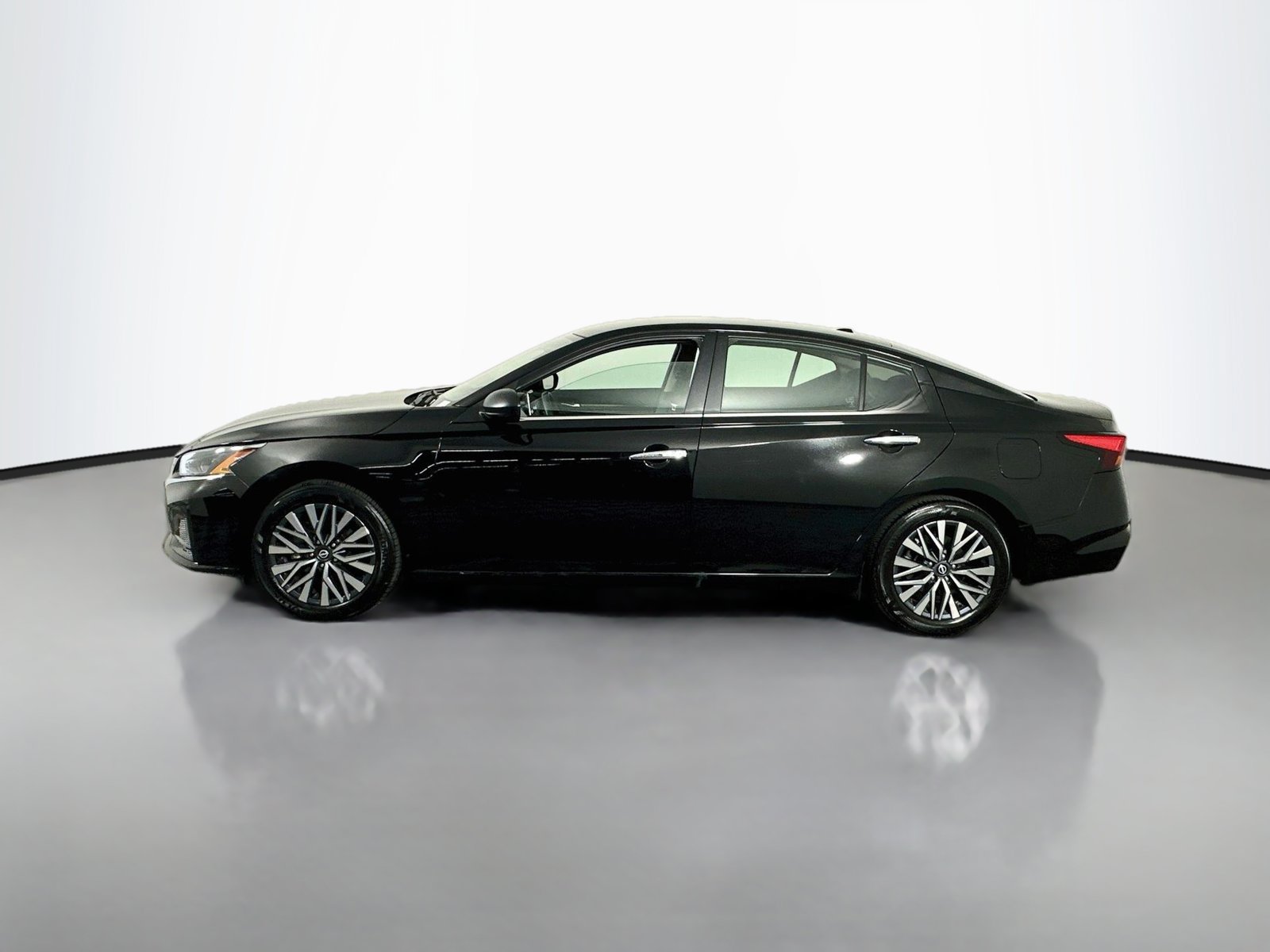 Used 2025 Nissan Altima 2.5 SV FWD image 4