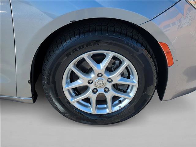 Used 2020 Chrysler Pacifica Touring-L FWD image 23