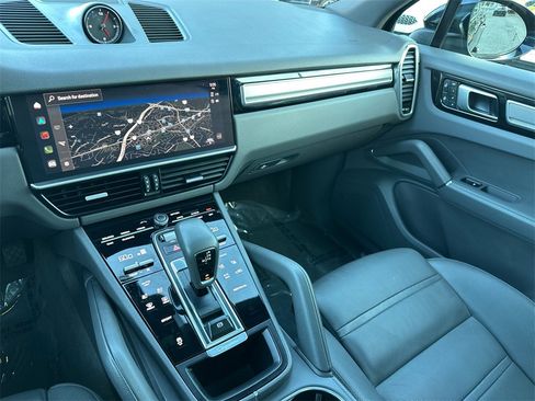 Used 2023 Porsche Cayenne Platinum Edition image 25