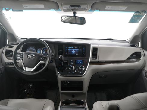 Used 2017 Toyota Sienna XLE image 14