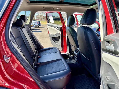 Used 2022 Volkswagen Taos SE image 9