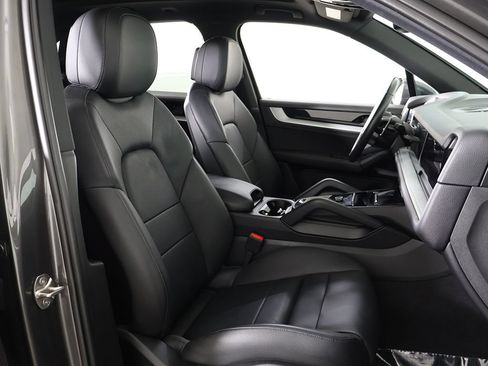 Used 2024 Porsche Cayenne AWD/4WD image 34