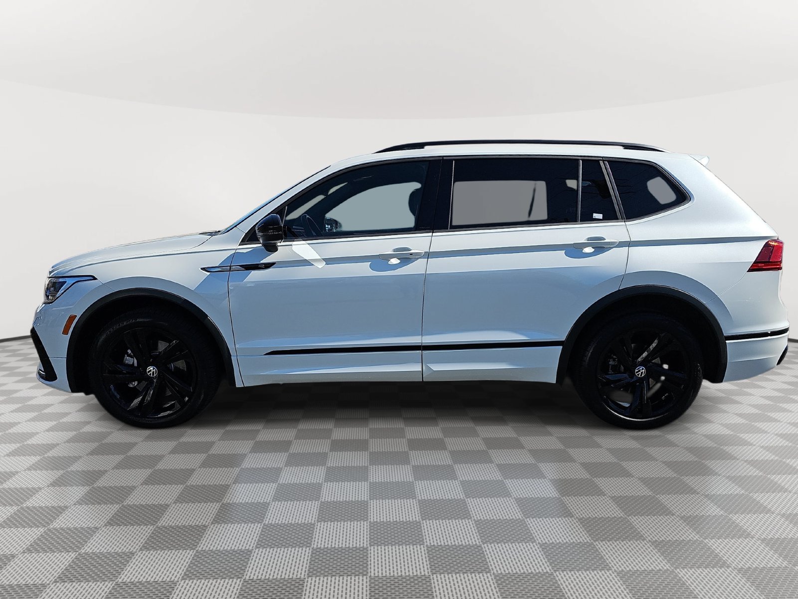 Certified 2023 Volkswagen Tiguan SE R-Line AWD/4WD image 8