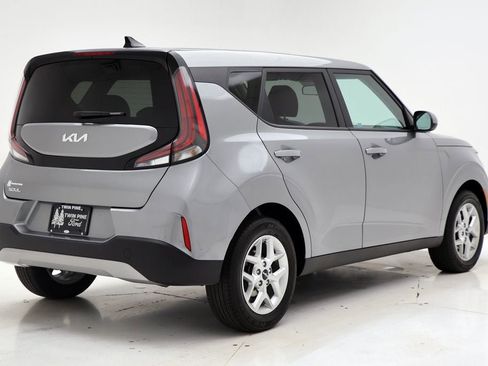 Used 2025 Kia Soul LX w/ LX Technology Package FWD image 8